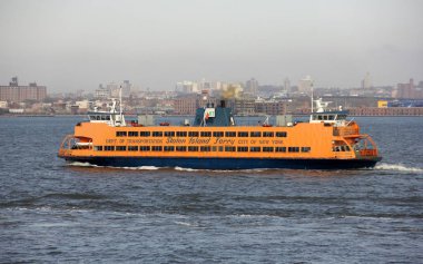 New York Limanı, New York, New York, Ny, Usa 'nın ortasındaki Staten Island Feribotunun Manhattan' a giden teknesi.
