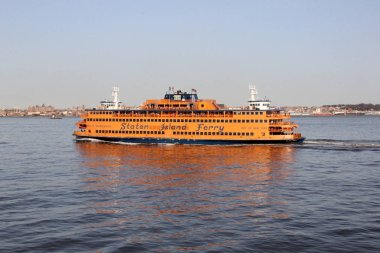 New York Limanı, New York, New York, Ny, Usa 'nın ortasındaki Staten Island Feribotunun Manhattan' a giden teknesi.