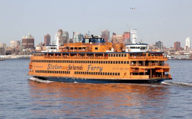 New York Limanı, New York, New York, Ny, Usa 'nın ortasındaki Staten Island Feribotunun Manhattan' a giden teknesi.