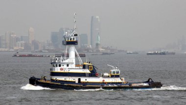 New York Limanı, New York, Ny, Usa 'daki Mercan Sahil Römorkörü