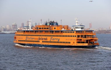 New York Limanı, New York, New York, Ny, Usa 'nın ortasındaki Staten Island Feribotunun Manhattan' a giden teknesi.