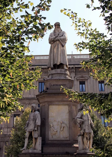 Estátua Leonardo Vinci Piazza Della Scala Milão Itália — Fotografia de Stock