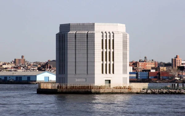 Brooklyn Battery Alagút Szellőztető Torony Kormányzók Szigetén Kilátás Víz East — Stock Fotó