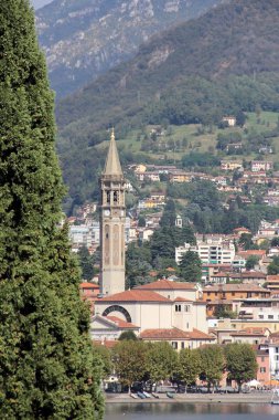 Şehrin rıhtım manzarası saat kulesi ve arka planda dağlar, Lecco, Como Gölü, İtalya
