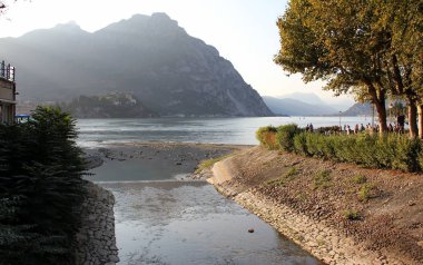 Caldone Deresi 'nin ağzı (Torrente Caldone) Como Gölü, Lecco, İtalya