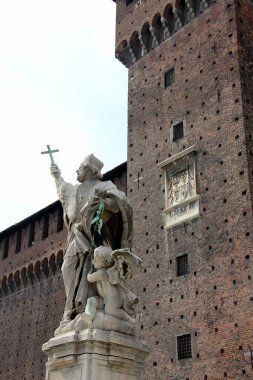 İtalya, Milano 'daki Sforza Kalesi' nde Nepomuk Aziz John Heykeli