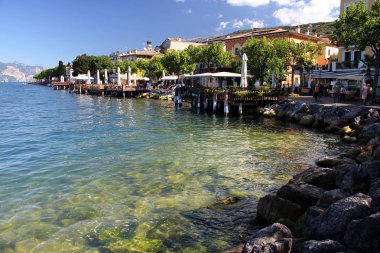 Garda Gölü, Torri del Benaco, Taly 'ye bakan teras ve set.