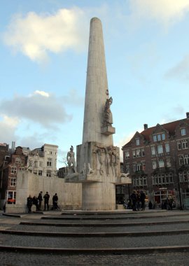 Dam Meydanı 'ndaki Ulusal Anıt, 2. Dünya Savaşı' ndaki kayıpların anısına, gün batımında Amsterdam, Hollanda 'da - 1 Ocak 2013