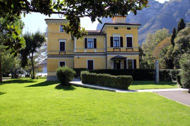 İtalya 'nın Trento ili, Riva del Garda, Garda Gölü kıyısındaki 20. yüzyıl başlarındaki modern tarz villa.