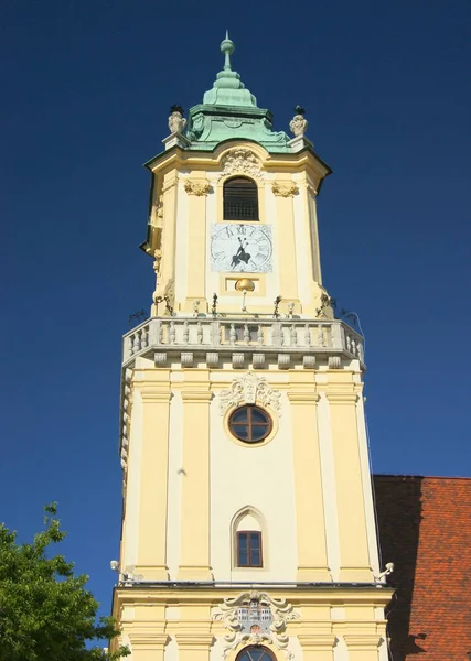Historische Klokkentoren Van Het Oude Stadhuis Het Centrale Plein Bratislava — Stockfoto