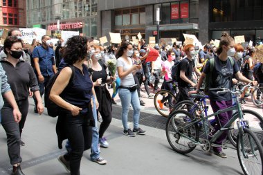 Protestocular 2 Haziran 2020 'de Manhattan, New York, ABD' de Broadway 'de yürüyüş yaptılar.