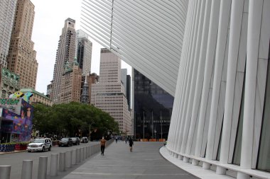Oculus binasının dışı, Dünya Ticaret Merkezi Ulaşım Merkezi 'nin yer üstü bina yapısı, kuzey yüksekliği, Manhattan' ın Finansal Bölgesi, New York, New York, ABD - 2 Haziran 2020