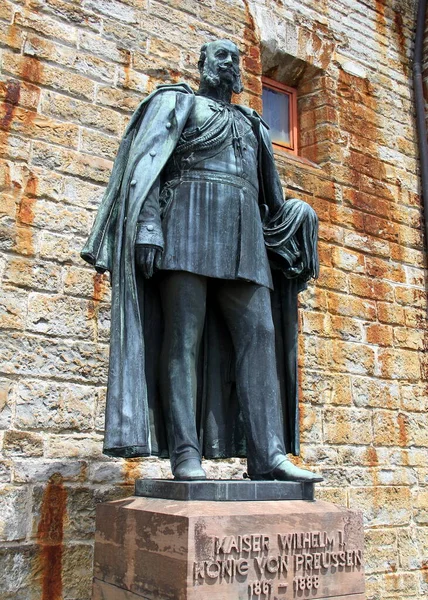 1861 1888年普鲁士国王威廉一世和第一位德意志皇帝比辛根在霍亨佐伦城堡的普鲁士君主雕像 2017年7月7日 — 图库照片