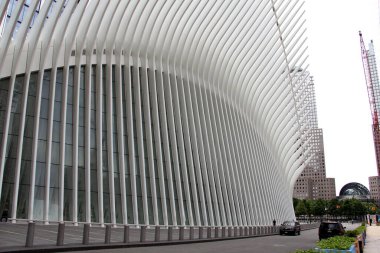 Oculus binasının dışı, Dünya Ticaret Merkezi Ulaşım Merkezi 'nin yer üstü bina yapısı, kuzey yüksekliği, Manhattan' ın Finansal Bölgesi, New York, New York, ABD - 2 Haziran 2020