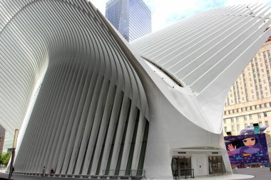 Oculus binasının dışı, Dünya Ticaret Merkezi Ulaşım Merkezi 'nin yer üstü bina yapısı, doğu girişi, Manhattan' ın Finansal Bölgesi, New York, New York, ABD - 2 Haziran 2020