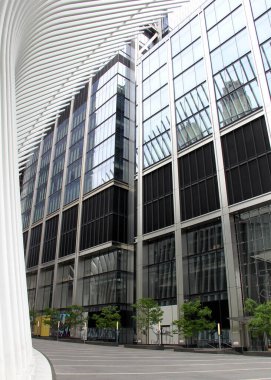 Oculus binasının dışı, Dünya Ticaret Merkezi Ulaşım Merkezi 'nin yer üstü bina yapısı, güney yüksekliği, Manhattan' ın Finansal Bölgesi, New York, New York, ABD - 2 Haziran 2020