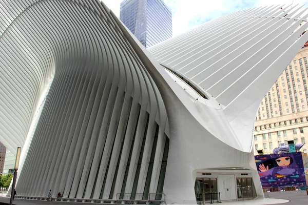 Oculus binasının dışı, Dünya Ticaret Merkezi Ulaşım Merkezi 'nin yer üstü bina yapısı, doğu girişi, Manhattan' ın Finansal Bölgesi, New York, New York, ABD - 2 Haziran 2020