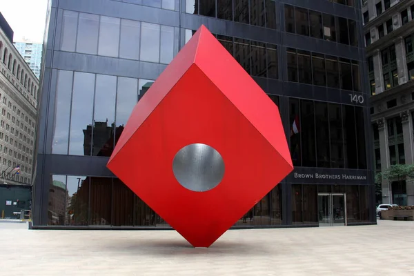 红立方体 标志性街头雕塑 由Isamu Noguchi创作 位于美国纽约州曼哈顿下城的大街140号 2020年6月2日 — 图库照片