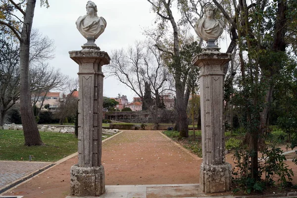 18世纪下半叶 在葡萄牙里斯本乌伊拉斯市巴洛克风格和罗科风格的波姆巴尔侯宫花园 石制门柱顶部装饰有雕塑 2017年12月26日 — 图库照片