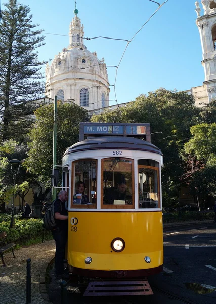 Ikoniczny Tramwaj Przystanku Estrela Kopuła Bazyliki Tle Lizbona Portugalia Grudnia — Zdjęcie stockowe