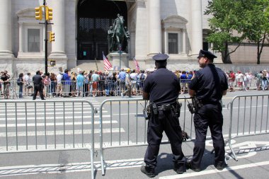 Theodore Roosevelt 'in Doğal Tarih Müzesi' ndeki binicilik anıtının eteklerindeki protestocular, New York, New York, New York, ABD - 28 Haziran 2020