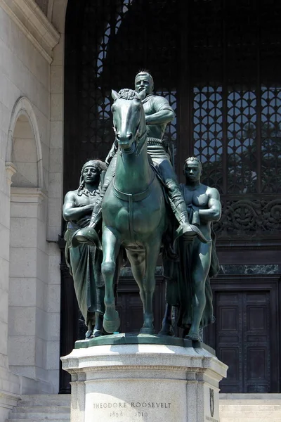 New York, New York, ABD - 28 Haziran 2020: Theodore Roosevelt doğa tarihi müzesindeki binicilik anıtı 