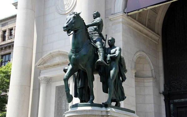 New York, New York, ABD - 28 Haziran 2020: Theodore Roosevelt doğa tarihi müzesindeki binicilik anıtı 