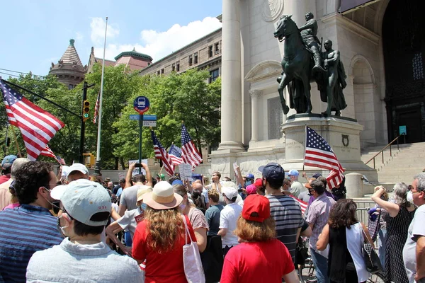 Tüntetők Theodore Roosevelt Lovas Emlékmű Lábánál New York Természettudományi Múzeumban — Stock Fotó