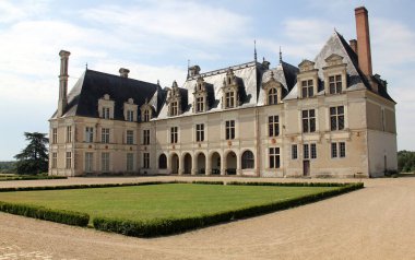 Chateau de Beauregard 'ın ana binası ve ön bahçeleri, 1545, Loire Vadisi, Cellettes, Fransa - 3 Temmuz 2019