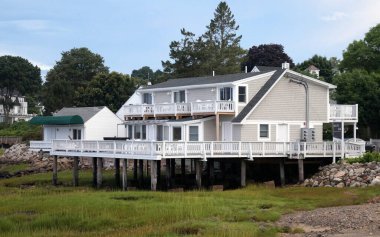 Ogunquit Nehri kıyısındaki kır evi, günbatımında manzara, Wells, ME, USA - 23 Temmuz 2020