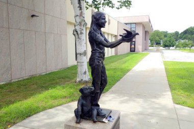 Samantha Smith 'in Barış Güvercini heykeli, Eyalet Kongre Binası' nın bahçesinde, Augusta, ME, USA - 26 Temmuz 2020