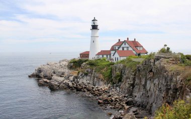 Portland Head Light, Portland Limanı girişindeki tarihi deniz feneri, 1791 'de tamamlandı, Maine, Elizabeth Burnu, ABD' deki en eski deniz feneri - 25 Temmuz 2020