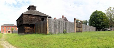 Eski tarihi Fort Western, Kennedy Nehri 'nin eski İngiliz sömürge karakolu, 1754' te Fransız ve Hint Savaşı sırasında inşa edilmiş, Augusta, ME, USA - 26 Temmuz 2020