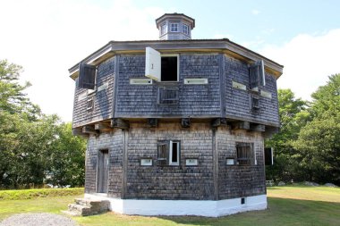 Edgecomb Kalesi, 18081809 'da inşa edilmiş, iki katlı ahşap kale, Wiscasset limanını koruyor, o zamanlar New England' ın en büyük tersane merkezlerinden biri olan Edgecomb, ME, USA - 26 Temmuz 2020
