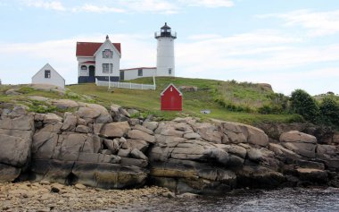 Nubble Deniz Feneri, 19. yüzyıl tarihi deniz feneri Cape Neddick Point, York, ME, ABD - 27 Temmuz 2020