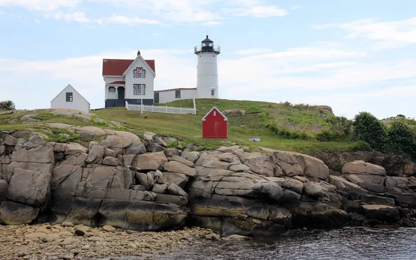 Nubble Deniz Feneri, 19. yüzyıl tarihi deniz feneri Cape Neddick Point, York, ME, ABD - 27 Temmuz 2020