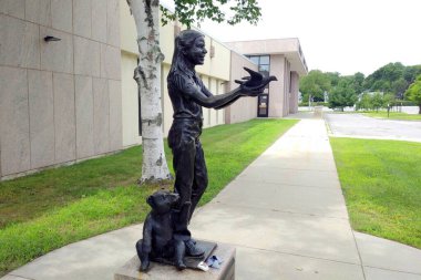 Samantha Smith 'in Barış Güvercini heykeli, Eyalet Kongre Binası' nın bahçesinde, Augusta, ME, USA - 26 Temmuz 2020