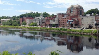 Kennebec Nehri boyunca tarihi şehir merkezinin rıhtımı, Augusta, ME, USA - 26 Temmuz 2020