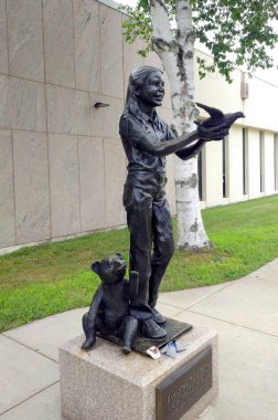 Samantha Smith 'in Barış Güvercini heykeli, Eyalet Kongre Binası' nın bahçesinde, Augusta, ME, USA - 26 Temmuz 2020