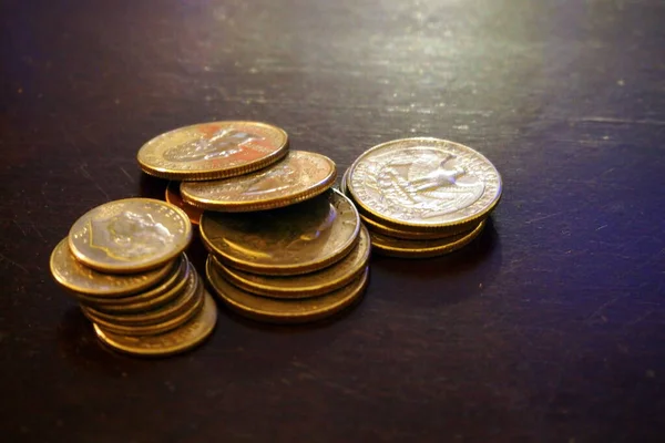 Monedas Sueltas Apiladas Una Superficie Del Escritorio — Foto de Stock