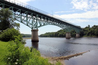Kennebec Nehri üzerindeki anıt köprü, 1949 'da inşa edildi, nehrin doğu kıyısından manzara, Augusta, ME, USA - 26 Temmuz 2020