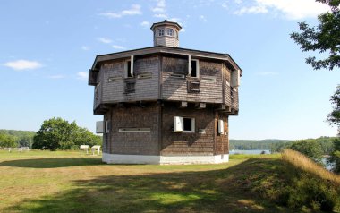Edgecomb Kalesi, 18081809 'da inşa edilmiş, iki katlı ahşap kale, Wiscasset limanını koruyor, o zamanlar New England' ın en büyük tersane merkezlerinden biri olan Edgecomb, ME, USA - 26 Temmuz 2020