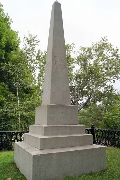 美国缅因州州长伊诺奇 林肯的陵墓和纪念碑 1827年至1829年 位于美国国会大厦对面的国会公园 美国密歇根州奥古斯塔市 2020年7月26日 — 图库照片
