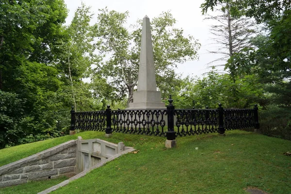 美国缅因州州长伊诺奇 林肯的陵墓和纪念碑 1827年至1829年 位于美国国会大厦对面的国会公园 美国密歇根州奥古斯塔市 2020年7月26日 — 图库照片