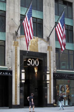 New York, New York, New York, ABD - 11 Ağustos 2020 tarihli ABD bayraklarıyla süslenmiş 500. Cadde 'deki binanın Art Deco kapı aralığı ve fenerleri. 
