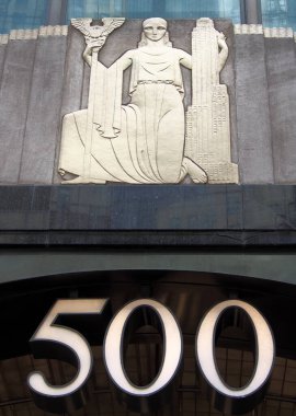 New York, New York, New York, ABD - 11 Ağustos 2020 'de binanın girişinde Art Deco yardım heykeli süslemesi