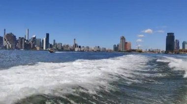 Doğu Nehri, Doğu Yakası ve Midtown Manhattan silueti üzerinde motorlu tekne yolculuğu, New York, New York, ABD - 20 Ağustos 2020