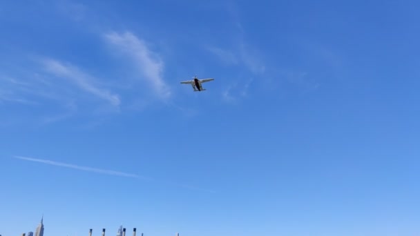水上飞机低空飞行 摩托艇在美国纽约州纽约市东河 东区和曼哈顿市中心的天际线上行驶 2020年8月20日 — 图库视频影像
