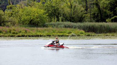 Tanımlanamayan jet ski pilotu, Sleightsburgh Parkı açıklarında, Hudson Nehri 'nin batı kıyısında, Kingston, New York, ABD: 15 Ağustos 2020