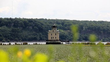 Hudson Nehri 'nin batı yakasındaki Rondout Deniz Feneri Kingston Point Demiryolu, Kingston, New York, ABD - 15 Ağustos 2020